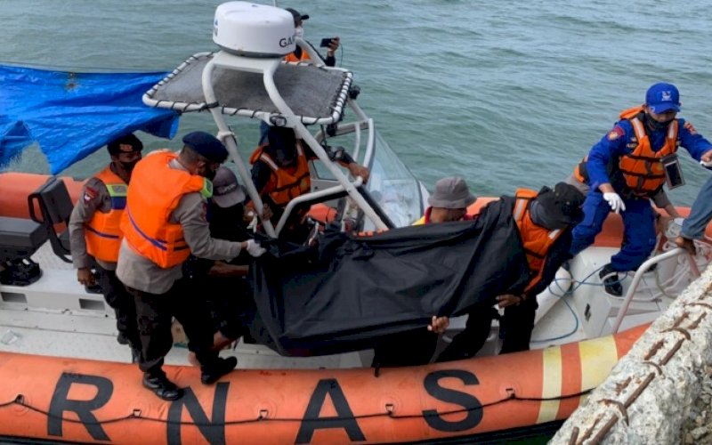 EVAKUASI. Tim SAR gabungan melakukan evakuasi terhadap jasad nelayan yang tenggelam di Perairan Teluk Bone, Selasa (14/6/2022). foto: istimewa