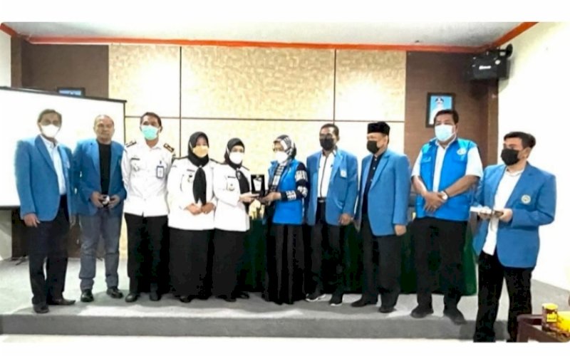 PENINJAUAN. Rektor UIM DR Ir Hj Majdah M Zain MSi bersama rombongan meninjau langsung KKN Ilmu Kesehatan UIM diterima Direktur RSUD Andi Makkasau Parepare dr Renny Anggraeny Sari MARS di RSUD Andi Makkasau Parepare, Rabu (15/6/2022). foto: istimewa