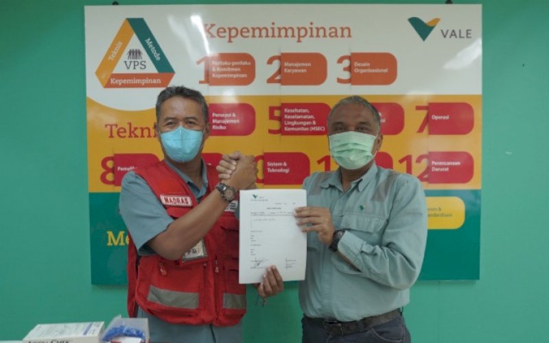 PENYERAHAN. Manager External Relation PT Vale Indonesia Endra Kusuma menyerahkan secara simbolis sebanyak 279 boks yang berisi 55.800 unit blood lancet kepada Wakil Ketua Bidang Pembangunan Sumber Daya Manusia PMI Luwu Timur Madras di External Relations & Corporate Affairs Office Jalan Ternate, Sorowako, Luwu Timur, Selasa (21/6/2022). foto: istimewa