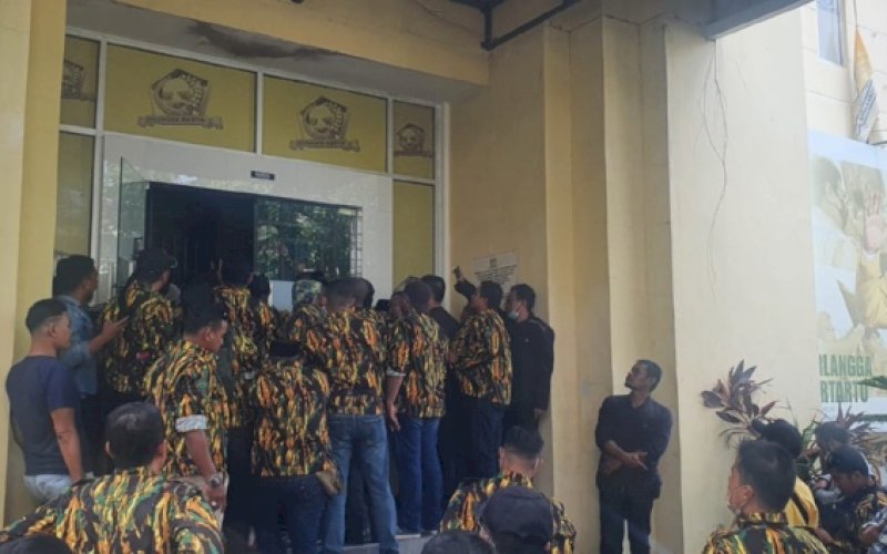 DITOLAK. Salah satu kubu AMPG Sulsel saat hendak memasuki Kantor DPD I Golkar Sulsel, namun mendapatkan penolakan, Kamis (21/7/2022). foto: istimewa