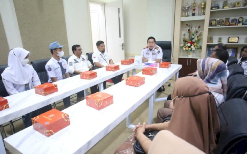 PELEPASAN. Plh Gubernur Sulsel, Abdul Hayat Gani, melepas Paskibraka asal Sulsel menuju Istana Negara, Rabu (13/7/2022). foto: istimewa