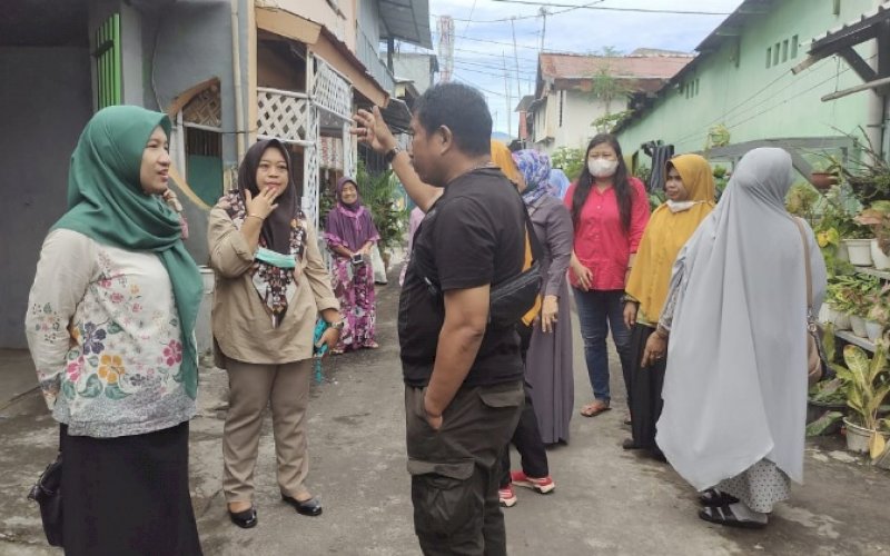 PENINJAUAN. Kepala DPPPA Kota Makassar, Achi Soleman (kiri), meninjau Lorong Wisata di Kelurahan Bara-barayya Selatan, Kecamatan Makassar, Kota Makassar, Jumat (15/7/2022). foto: istimewa