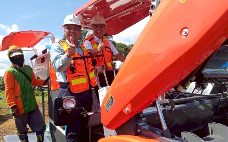 ALSINTAN. Penyerahan Alat Mesin Pertanian (Alsintan) berupa dua unit mesin combine dan empat unit hand tractor dari Program PKPM PT Vale Indonesia di Kawasan Pertanian, Perkebunan, dan Peternakan Kecamatan Malili bertempat di Persawahan Dusun Hulupadang, Desa Pongkeru, Kecamatan Malili, Kabupaten Luwu Timur, Rabu (13/7/2022). foto: istimewa
