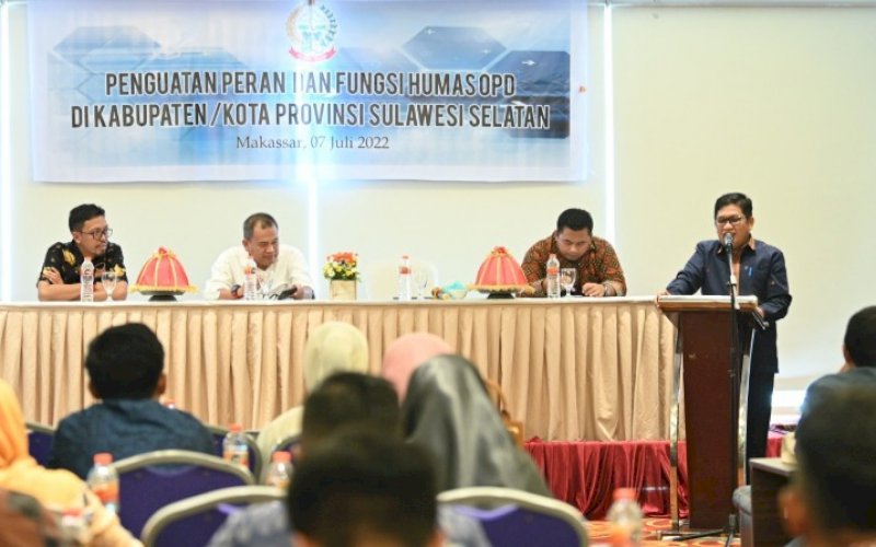 WORKSHOP. Kepala Diskominfo-SP Provinsi Sulsel, Amson Padolo, memberikan sambutan saat membuka Workshop Kehumasan di W Three Premier Hotel Makassar, Kamis (7/7/2022). foto: istimewa