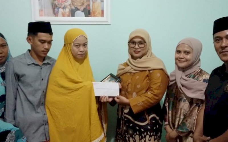 KEPEDULIAN. Gubernur Sulsel, Andi Sudirman Sulaiman, mengutus tim relawan Andalan Sulsel Peduli untuk menyampaikan rasa duka dan menyerahkan uang duka bayi berusia satu bulan bernama Danendra Atharprazaka Nirwa asal Kabupaten Gowa yang meninggal dunia diduga karena malapraktik, Jumat (22/7/2022). foto: istimewa