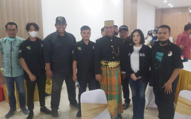 AAS. Andi Amran Sulaiman (AAS, ketiga kanan) bersama tim Relawan AAS. foto: istimewa