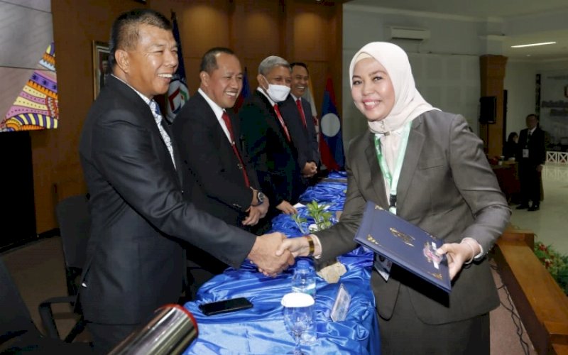BERI SELAMAT. Bupati Bulukumba Andi Muchtar Ali Yusuf menyalami Kepala Dinas Kebudayaan Kota Makassar Andi Herfida Attas pada acara pelepasan peserta Pelatihan Kepemimpinan Nasional (PKN) Tingkat II Angkat V Pustlatbang KMP LAN RI di Auditorium Hasanuddin Pustlatbang KMP LAN Makassar, Sabtu (2/7/2022). foto: istimewa