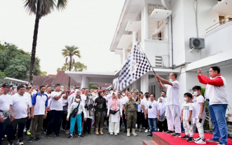 PELEPASAN. Gubernur Sulsel Andi Sudirman Sulaiman dan Sekda Provinsi Sulsel Abdul Hayat Gani melepas peserta gerak jalan santai Sulsel Anti Mager 'Pastikan 10 Ribu Langkah Ta Setiap Hari' di Rumah Jabatan Gubernur Sulsel, Sabtu (23/7/2022). foto: istimewa