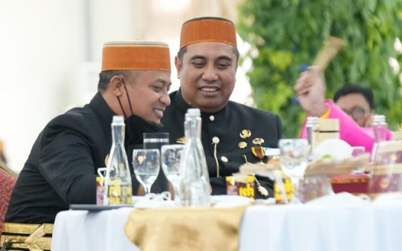 BINCANG SANTAI. Gubernur Sulsel Andi Sudirman Sulaiman (kiri) bincang santai bersama Bupati Maros Chaidir Syam pada acara Hari Jadi Kabupaten Maros Ke-63 di Gedung Serbaguna, Rabu (27/7/2022). foto: istimewa