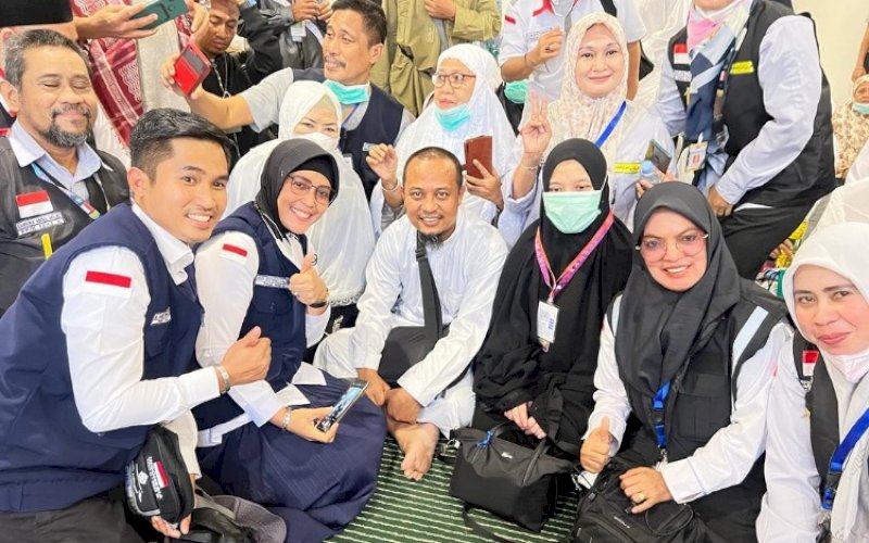 SILATURAHMI. Gubernur Sulsel, Andi Sudirman Sulaiman (tengah), bersilaturahmi bersama warga Sulsel yang sedang menjalani ibadah haji di Mekah, Arab Saudi, Sabtu (2/7/2022). foto: istimewa