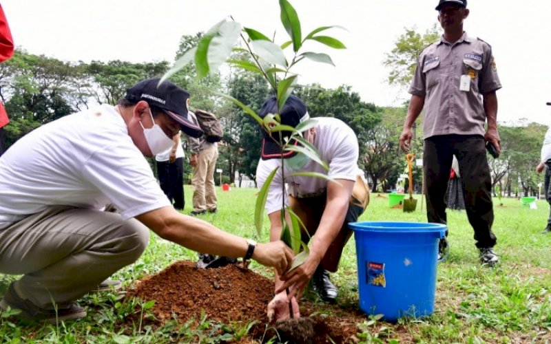 TANAM POHON. Gubernur Sulsel Andi Sudirman Sulaiman&nbsp; mendampingi Menko PMK Muhadjir Effendy saat menanam pohon di Kampus Unhas Makassar, Selasa (6/07/2022). foto: istimewa
