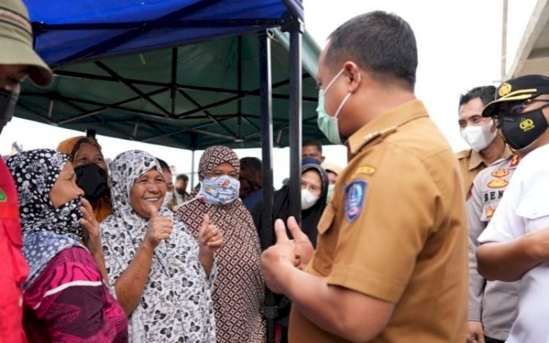 MENYAPA. Gubernur Sulsel, Andi Sudirman Sulaiman, menyapa warga. BPS Provinsi Sulsel mencatat jumlah penduduk miskin Sulsel per Maret 2022 turun sebesar 0,15 persen atau 7,54 ribu jiwa dalam kurun waktu satu tahun. foto: istimewa