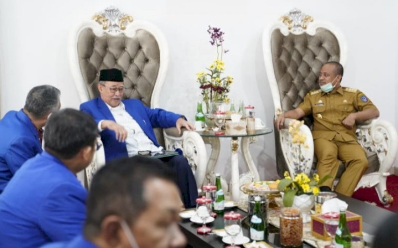 PERTEMUAN. Gubernur Sulsel Andi Sudirman Sulaiman menerima audiensi Rektor Unismuh Makassar Prof Ambo Asse MAg dan jajaran di Rumah Jabatan Gubernur Sulsel, Senin (25/7/2022). foto: istimewa