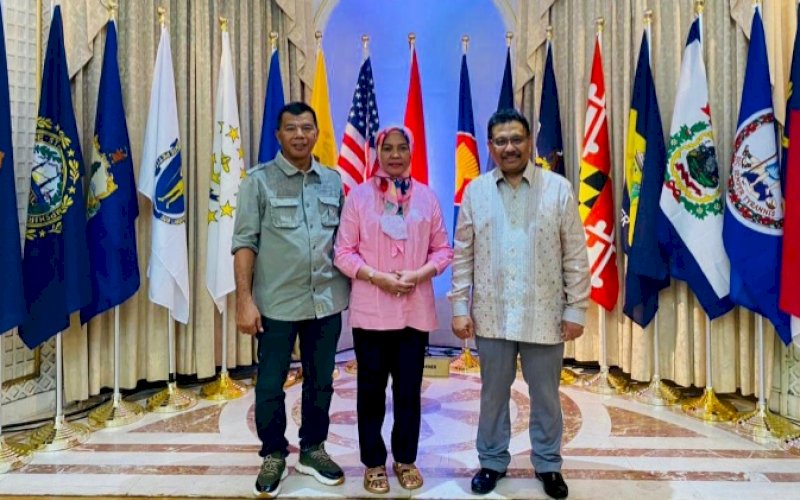 SILATURAHMI. Bupati Bulukumba Andi Muchtar Ali Yusuf (kiri) didampingi Andi Herfida Attas saat melakukan pertemuan silaturahmi dengan Konsulat Jenderal RI di New York, Amerika Serikat, Dr Arifi Saiman. foto: istimewa