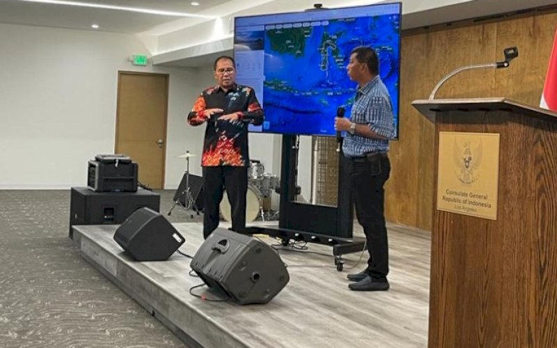 PRESENTASI. Bupati Bulukumba, Andi Muchtar Ali Yusuf (kanan), melakukan presentasi saat mengikuti pertemuan bisnis di Gedung Konsulat Jenderal Indonesia (KJRI) Los Angeles, Amerika Serikat, waktu setempat, Selasa (26/7/2022). foto: istimewa