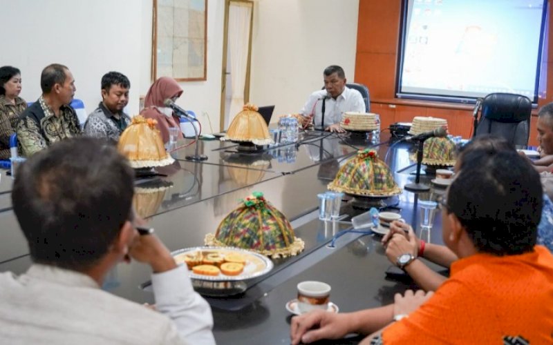 PIMPIN RAPAT. Bupati Bulukumba, Andi Muchtar Ali Yusuf, memimpin rapat koordinasi bersama Forkopimda dan instansi terkait, membahas Penyakit Mulut dan Kuku (PMK). foto: istimewa