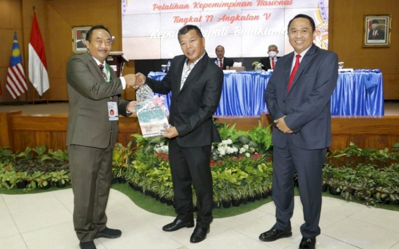 POLICY BRIEF. Bupati Bulukumba, Andi Muchtar Ali Yusuf (tengah), menerima Policy Brief pada pelepasan peserta Pelatihan Kepemimpinan Nasional (PKN) Tingkat II Angkatan ke V Pusat Pelatihan dan Pengembangan (Puslatbang) Lembaga Administrasi Negara (LAN) RI di Auditorium Hasanuddin Puslatbang KMP LAN Makassar, Sabtu (2/7/2022). foto: istimewa