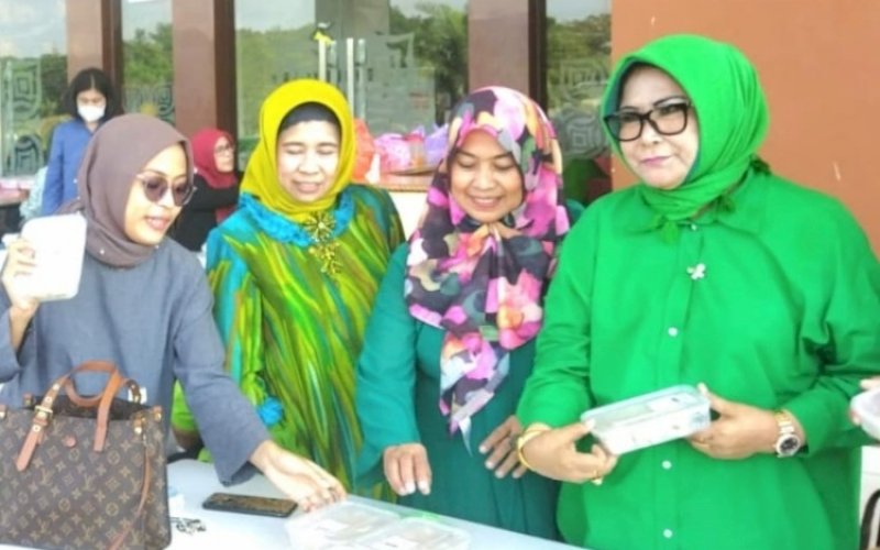 SILATURAHMI. Ketua BKOW Sulsel, Apiaty K Amin Syam (kanan), melaksanakan Pertemuan dan Silaturahmi Pengurus BKOW Sulsel di Hotel Grand Sayang Makassar, Sabtu (16/7/2022). foto: istimewa