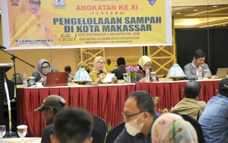 SOSIALISASI PERDA. Anggota DPRD Kota Makassar, Apiaty K Amin Syam, menggelar sosialisasi Perda nomor 4 tahun 2011 tentang Pengelolaan Sampah di Hotel Khas Makassar, Selasa (12/7/2022). foto: istimewa