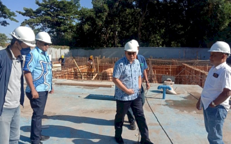 PEMANTAUAN. Direktur Teknik Perumda Air Minum Kota Makassar, Asdar Ali, memantau langsung pengerjaan uprating di Instalasi Maccini Sombala atau IPA IV, Kamis (28/7/2022). foto: istimewa