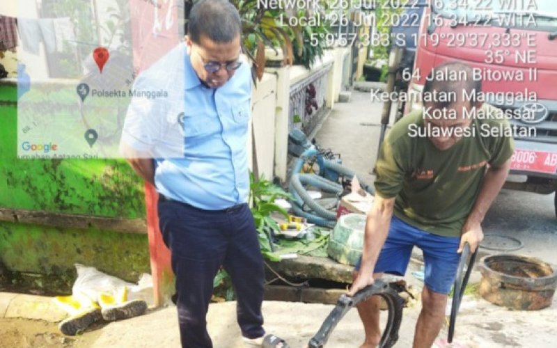 PEMANTAUAN. Direktur Teknik Perumda Air Minum Kota Makassar, Asdar Ali, memantau langsung progres pelaksanaan pekerjaan kebocoran jalur pipa air baku utama di Jl Nipa-nipa Antang, Selasa (26/7/2022). foto: istimewa