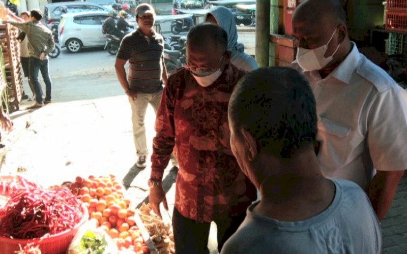 PANTAU PASAR. Kepala Dinas Perdagangan Provinsi Sulsel, Ashari Fakhsirie Radjamilo, bersama KKPU Kota Makassar melakukan pemantauan harga dan stok kebutuhan bahan pokok menjelang Hari Raya Iduladha 1443 H di Pasar Pa'baeng Baeng, Kota Makassar, Kamis (7/7/2022). foto: istimewa