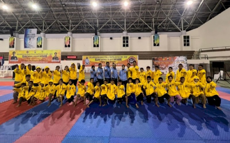 KEJURDA. Atlet karate Kabupaten Bone yang tengah berjaga di Kejurda Kapolda Cup Inkanas Sulsel 2022 di GOR Unhas Makassar, 16-17 Juli 2022. foto: istimewa