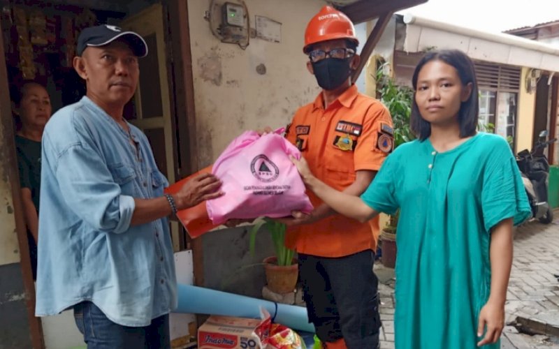 PENYALURAN BANTUAN. Provinsi Sulsel menyalurkan bantuan logistik kepada korban kebakaran di Jl Cenderawasih, Lorong 29, Kelurahan Kunjung Mae, Kecamatan Mariso, Kota Makassar. foto: istimewa