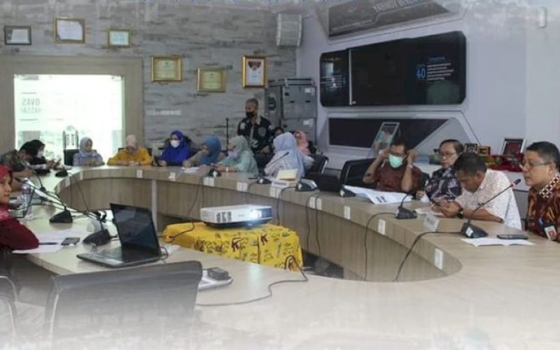 MEMBAHAS. Kepala Balitbangda Makassar, Andi Bukti Djufrie (sudut kanan) memimpin pembahasan 18 revolusi pendidikan di Laboratorium Inovasi, di Balaikota Makassar, Jumat, (1/07/2022). foto: istimewa