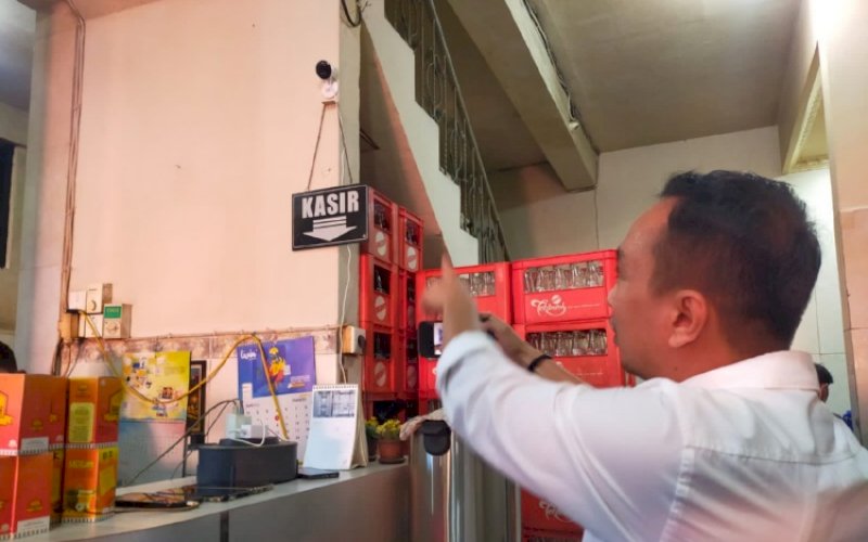 KAMERA PENGAWAS. Bapenda Kota Makassar memasang kamera pengawas atau CCTV di restoran dan rumah makan. foto: istimewa