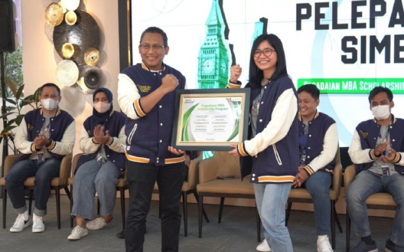 BEASISWA. Direktur Utama PT Pegadaian, Damar Latri Setiawan, menyerahkan secara simbolis beasiswa bagi Insan Pegadaian berprestasi untuk melanjutkan pendidikan MBA ke luar negeri, yang masuk dalam Top 50 University di Amerika Serikat dan Eropa. foto: istimewa