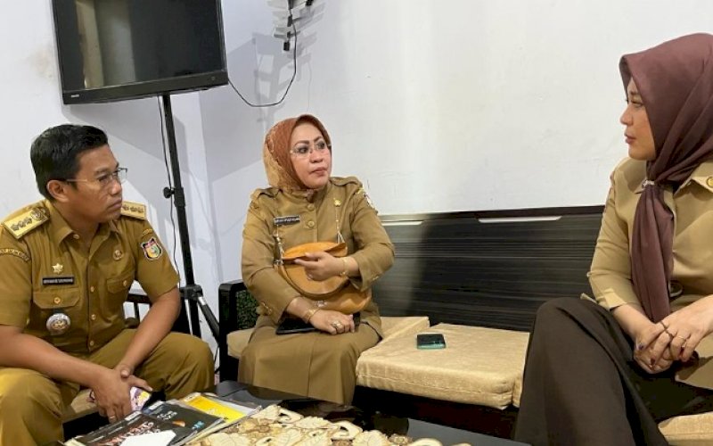 RAPAT TERBATAS. Wakil Wali Kota Makassar Fatmawati Rusdi (kanan) rapat terbatas bersama Kepala Dinas Lingkungan Hidup Makassar Aryati Puspasari Abadi dan Camat Biringkanaya Benyamin B Turupadang yang membahas persiapan penerimaan kunker Menko PMK di Pemkot Makassar di Kantor Balai Kota Makassar, Senin (25/7/2022). foto: istimewa