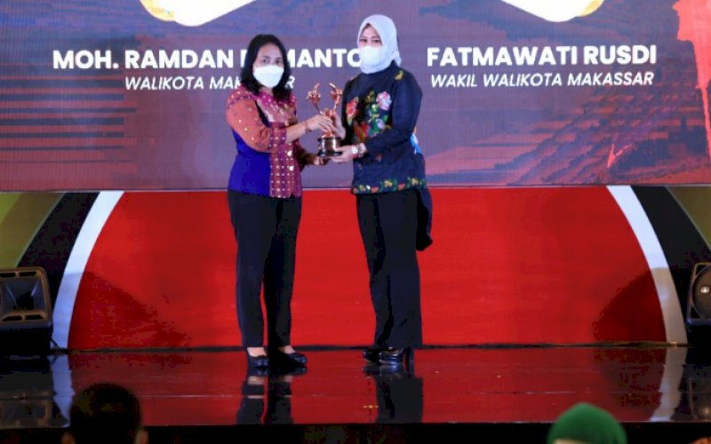 PENGHARGAAN. Menteri PPPA Bintang Puspayoga (kiri) menyerahkan penghargaan Kota Layak Anak (KLA) 2022 Kategori Nindya kepada Wakil Wali Kota Makassar Fatmawati Rusdi di Hotel Novotel Bogor Golf Resort and Convention Center, Jumat (22/7/2022) malam. foto: istimewa