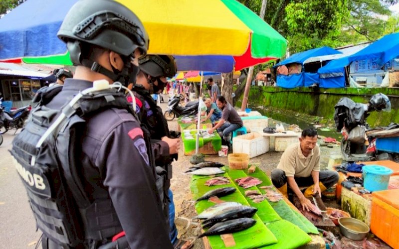 PATROLI. Personel Batalyon C Pelopor Satbrimob Polda Sulsel melakukan Patroli Kamtibmas menjelang Hari Raya Iduladha 1443 H/2022 M, Sabtu (9/7/2022). foto: istimewa