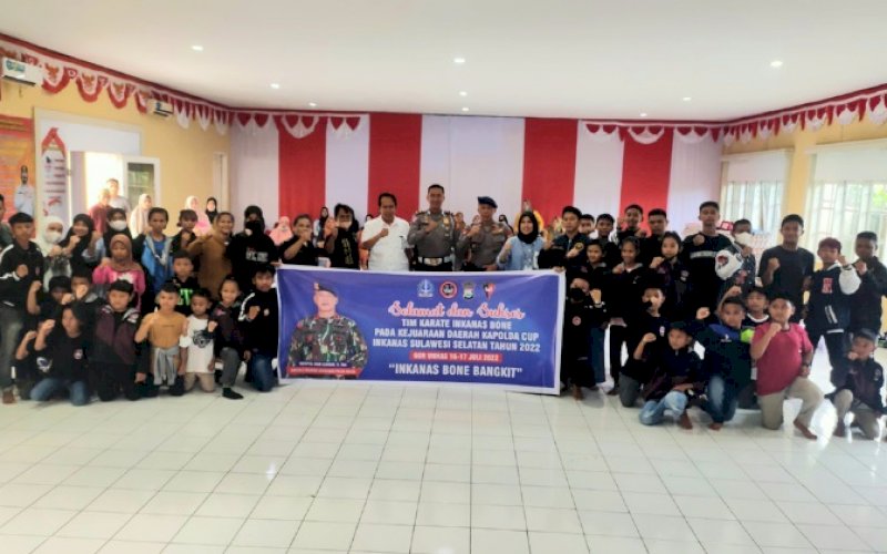 PELEPASAN. Puluhan atlet karate Kabupaten Bone mengikuti pelepasan di Aula Mako Batalyon C Pelopor Satbrimob Polda Sulsel, Kabupaten Bone, Kamis (14/7/2022). foto: istimewa