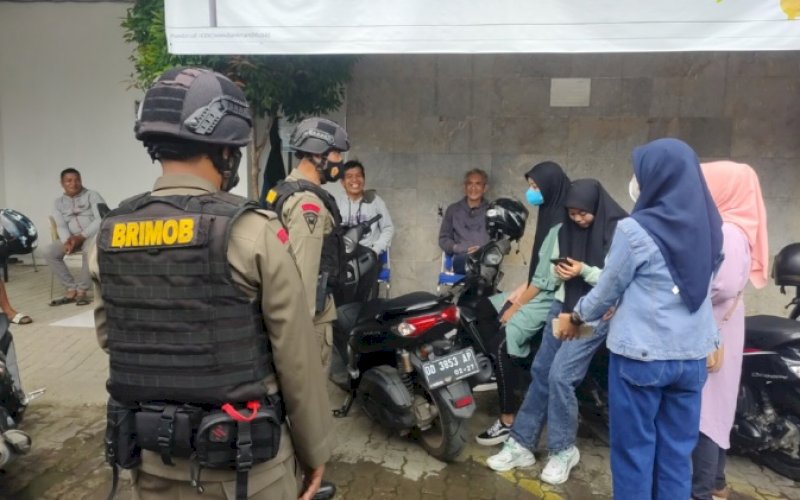 PATROLI. Personel Batalyon C Pelopor Satbrimob Polda Sulsel menggelar Patroli Kamtibmas yang menyasar ke Pasar Sentral Lama Watampone, Kelurahan Jeppe'e, Kecamatan Tanete Riattang, Kabupaten Bone, Rabu (6/7/2022). foto: istimewa