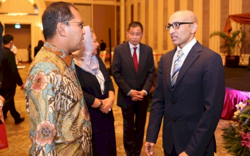 AKRAB. Wali Kota Makassar, Moh Ramdhan Pomanto, berbincang akrab dengan Mr Anil Kumar Nayar pada Farewell Reception Duta Besar Singapura untuk Indonesia di Shangri-La Hotel Grand Ballroom Jakarta, Kamis (30/6/2022). foto: istimewa
