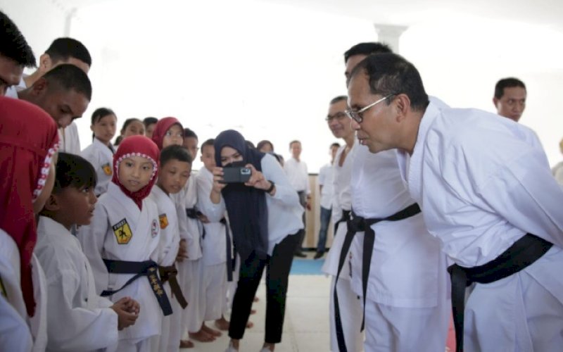 MENYAPA. Ketua KKI Provinsi Sulsel, Moh Ramdhan Pomanto, menyapa karateka cilik di sela-sela melantik sejumlah pengurus KKI Cabang Kabupaten Maros di Dojo KKI Maros, Jumat (1/7/2022). foto: istimewa