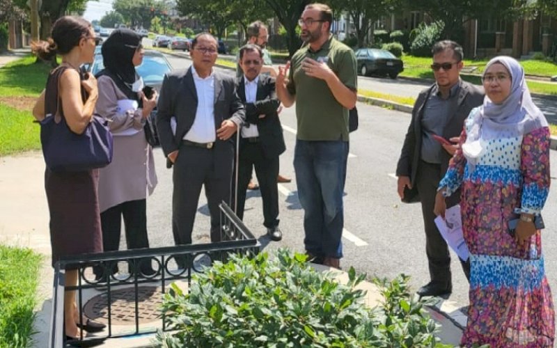 KUNJUNGAN. Wali Kota Makassar, Moh Ramdhan Pomanto, melihat sistem drainase yang diterapkan pada kawasan pemukiman di Ibu Kota Amerika Serikat (AS), Washington DC, Senin (25/7/2022). foto: istimewa