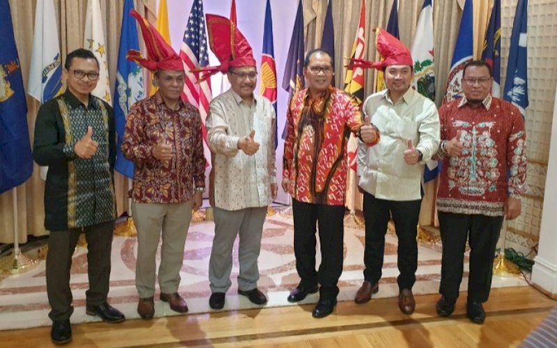 KUNJUNGAN KERJA. Wali Kota Makassar, Moh Ramdhan Pomanto, bersama rombongan mengunjungi Konsulat Jenderal Republik Indonesia (KJRI) di New York, Amerika Serikat (AS), Kamis (21/7/2022). foto: istimewa