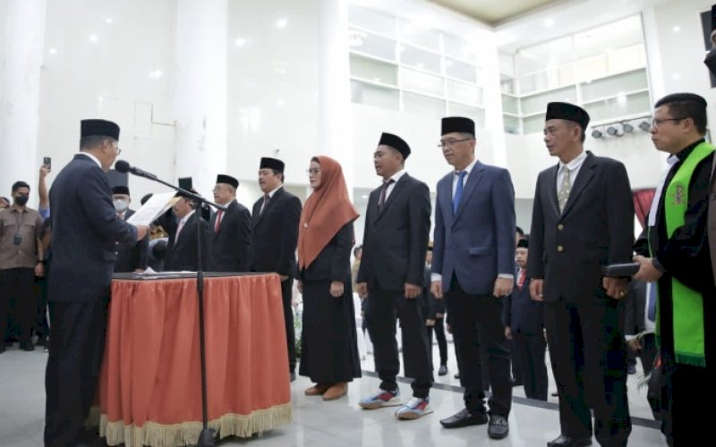 PELANTIKAN. Wali Kota Makassar, Moh Ramdhan Pomanto, melantik Dewan Pengawas (Dewas) Direksi Badan Usaha Milik Daerah (BUMD) Makassar, di Baruga Anging Mammiri, Selasa (19/7/2022). foto: istimewa