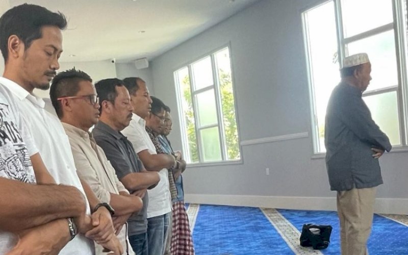 SALAT BERJEMAAH. Wali Kota Makassar, Moh Ramdhan Pomanto, bersama rombongan melaksanakan Salat Zuhur berjemaah di Masjid At-Thohir Los Angeles yang berada di Jalan Kenmor Ave 1200, Los Angeles, Amerika Serikat, Kamis (27/7/2022) waktu setempat. foto: istimewa