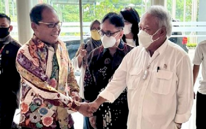 SALAMAN. Wali Kota Makassar Moh Ramdhan Pomanto (kiri) menyalami Menteri PUPR Basuki Hadimuljono di sela-sela Konferensi dan Pameran Arsitektur International ARCH:ID 2022 di International Convention and Exhibition (ICE) BSD Ruang Nusantara Jakarta, Kamis (14/7/2022). foto: istimewa