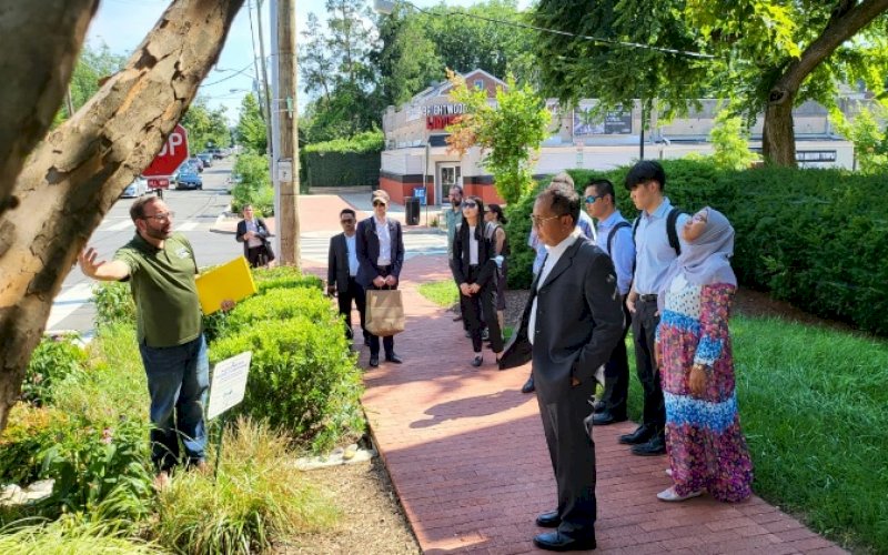 KUNJUNGAN. Wali Kota Makassar, Moh Ramdhan Pomanto, melihat sistem drainase yang diterapkan pada kawasan pemukiman di Ibu Kota Amerika Serikat (AS), Washington DC, Senin (25/7/2022). foto: istimewa