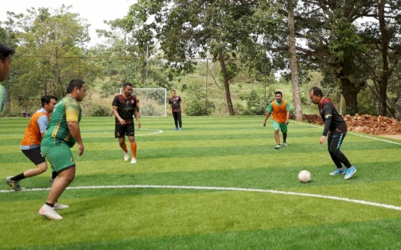 BERMAIN FUTSAL. Wali Kota Makassar, Moh Ramdhan Pomanto (kanan), main futsal bersama anggota DPRD Kota Makassar di Lapangan Futsal Bukit Wisata Tokka, Kabupaten Maros, Minggu (3/7/2022). foto: istimewa