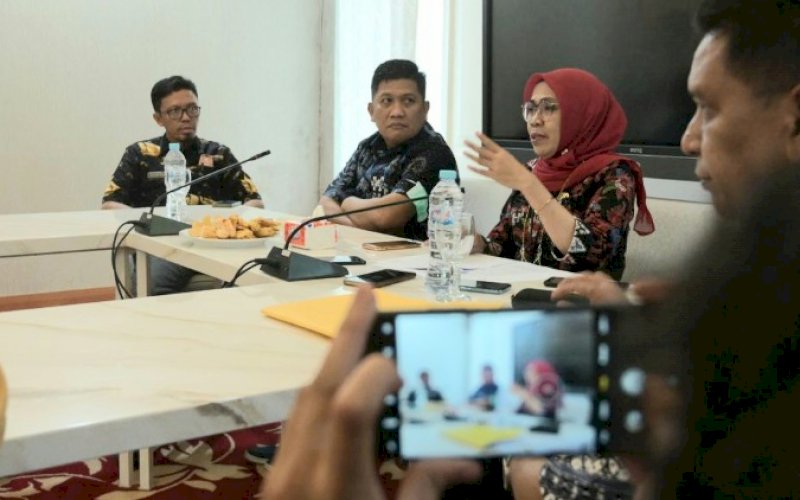 BERI KETERANGAN. Kepala Dinas Peternakan dan Kesehatan Hewan Provinsi Sulsel drh Nurlina Saking (ketiga kiri) didampingi Kepala Diskominfo-SP Provinsi Sulsel Amson Padolo (kedua kiri) dan Kabid Humas Sultan Rakib (kiri) memberikan keterangan dalam coffee break yang difasilitasi Bidang Humas Diskominfo-SP Provinsi Sulsel di Kantor Gubernur Sulsel, Kamis (14/7/2022). foto: istimewa