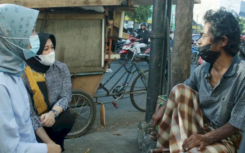 BERBINCANG. Wakil Wali Kota Makassar, Fatmawati Rusdi, berbincang dengan Gelandangan dan Pengemis (Gepeng) di sela-sela razia, Jumat (29/7/2022). foto: istimewa