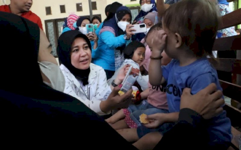 GREBEK STUNTING. Wakil Wali Kota Makassar, Fatmawati Rusdi, saat melakukan Grebek Stunting di Puskesmas Tamalanrea Jaya, Kecamatan Tamalanrea, Kota Makassar, Sabtu (30/7/2022). foto: istimewa