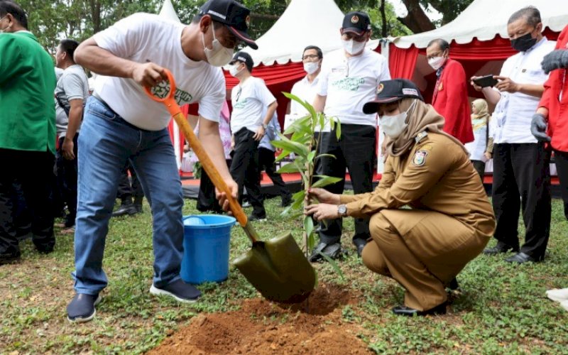 TANAM POHON. Wakil Wali Kota Makassar, Fatmawati Rusdi, turut hadir pada penangan penanaman pohon yang dilakukan Menko PMK Muhadjir Effendy di Kampus Unhas Makassar, Selasa (26/7/2022). foto: istimewa