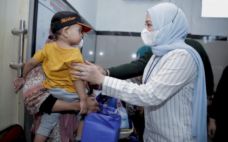 PEMANTAUAN. Wakil Wali Kota Makassar, Fatmawati Rusdi, menyapa seorang anak saat meninjau langsung warga penderita stunting di Puskesmas, Sabtu (2/7/2022). foto: istimewa